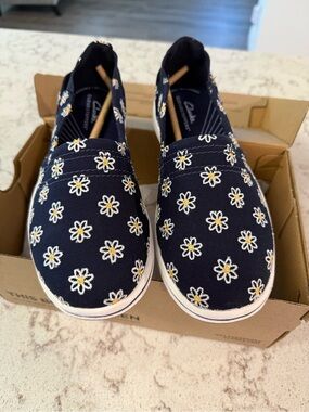 Clarks 8 WIDE cloudstepper Breeze Step Navy Floral Daisy Slip-On Shoes